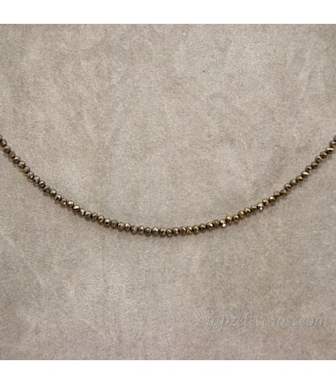 Piritas facetadas de 2 mm en collar con cierre de metal plateado