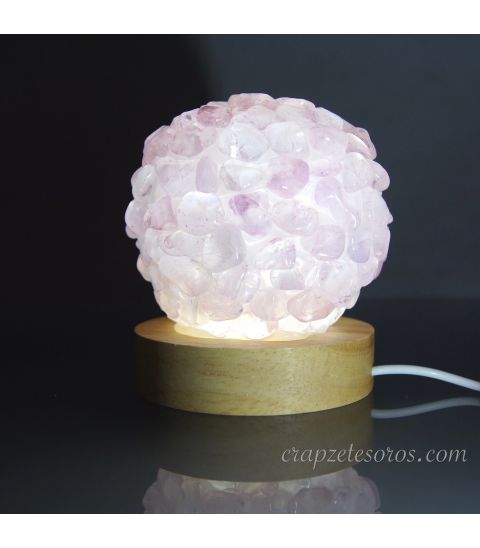Lámpara de rodados de Cuarzo rosa piña y base de madera