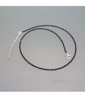 Turmalina negra facetada de 2 mm en collar de metal plateado
