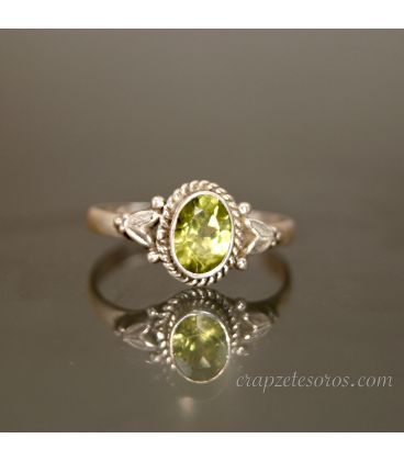 Olivina o Peridoto en anillo de plata de ley