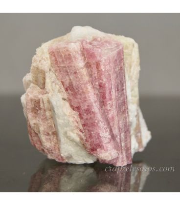 Cristales naturales de Turmalina rosa Rubelíta en Cuarzo