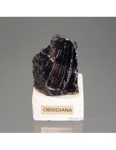 Obsidiana negra sobre peana de travertino