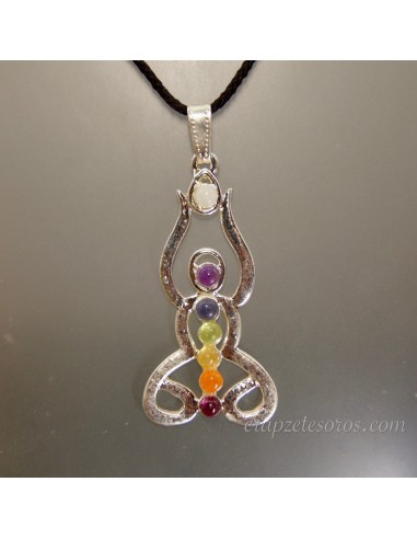 Minerales de los chakras sobre colgante tipo mujer de metal