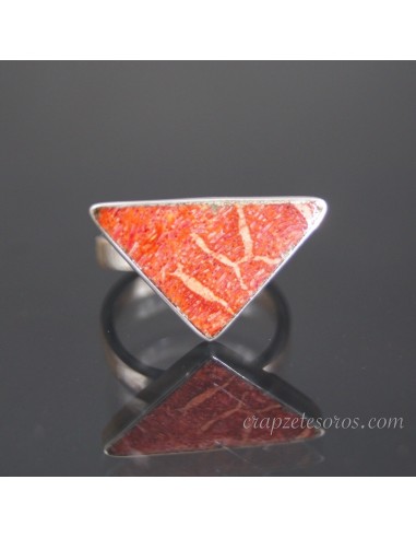 Coral manzana triangular en anillo de plata de ley