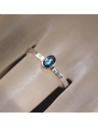 Indigolita o Turmalina azul en anillo de plata de ley