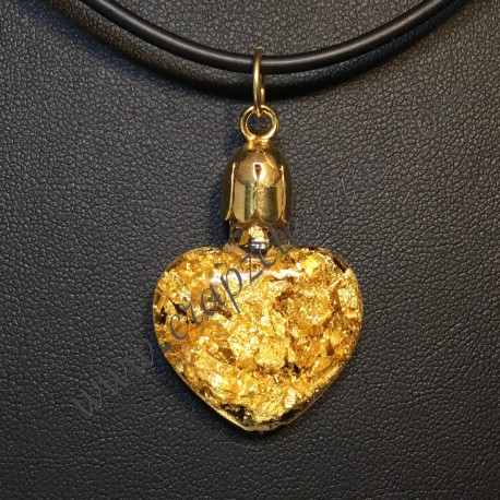 Láminas de Oro de ley dentro de este corazón de cristal colgante 