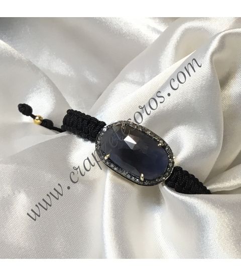Zafiro azul hindú rodeado de 42 diamantes talla rusa sobre plata dorada en pulsera de macramé ajustable