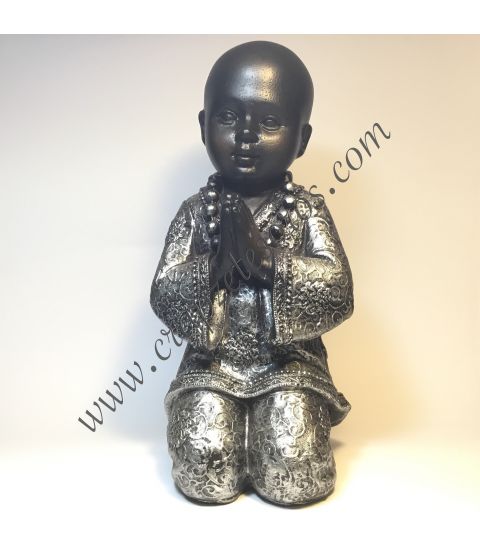 Buda niño orando de rodillas
