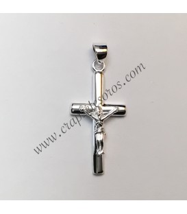 Colgante de plata con Cristo en la cruz.