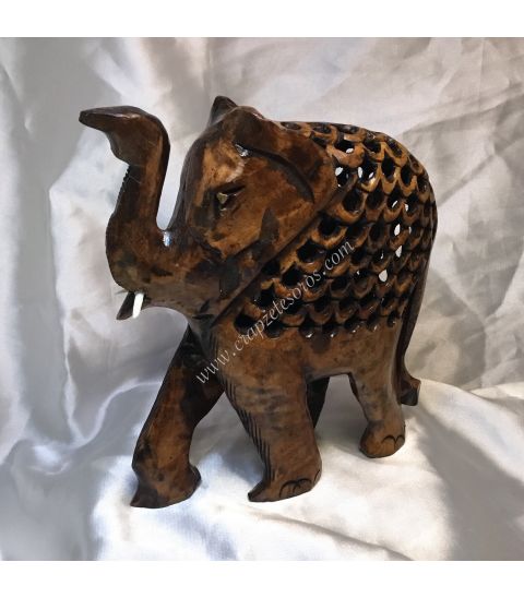 Mamá elefante con cría en su interior tallada a mano en madera de la India.